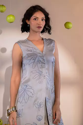 Grey v-neck kurta set with embroidery