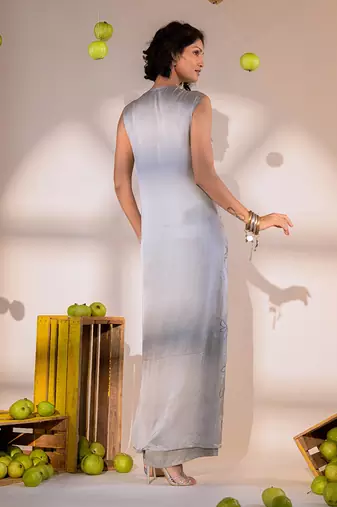 Grey v-neck kurta set with embroidery