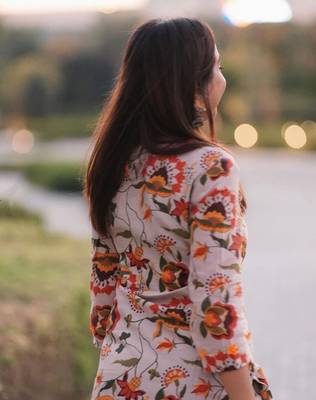 Women's Floral Printed Knee Length Round Neck Kurta And Pant Set (Beige) 2