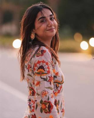 Women's Floral Printed Knee Length Round Neck Kurta And Pant Set (Beige) 5