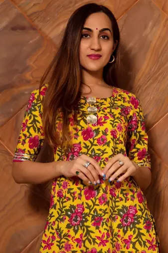 Women's Floral Printed Knee Length Round Neck Kurta Set With Dupatta (K128)