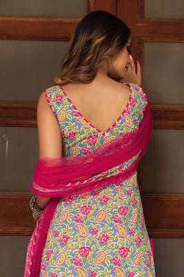 Women's Floral Printed Knee Length V Neck Kurti And Pant Set With Dupatta (K133) 2
