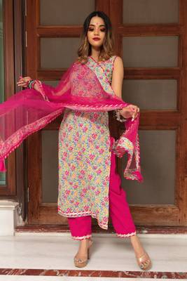 Women's Floral Printed Knee Length V Neck Kurti And Pant Set With Dupatta (K133) 3