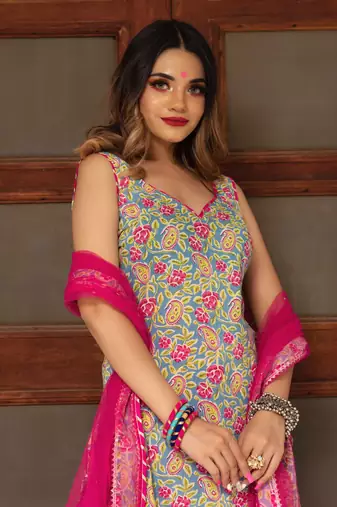 Women's Floral Printed Knee Length V Neck Kurti And Pant Set With Dupatta (K133)