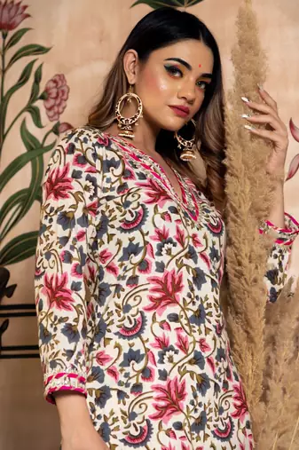 Women's Floral Printed Knee Length V Neck Rayon Kurta And Pant Set (K134)