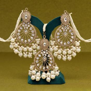 White color pakistani kundan earrings with maang tikka 2