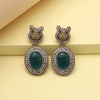 Green color kundan earrings 1