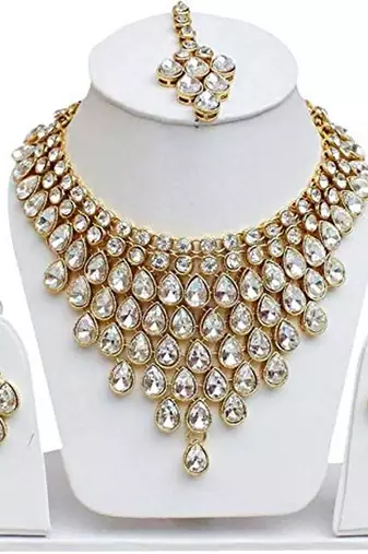 Luxurious gold-plated kundan choker Necklace :: set with maang tikka and earrings