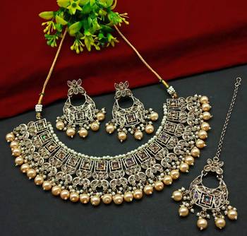 Exquisite gold tone and gold kundan jewelry set with pearl accents 1