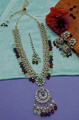 Elegant kundan maroon gemstone necklace set with maang tikka and jhumka earrings 1