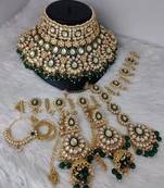 Luxurious kundan bridal jewelry set with green emerald accents