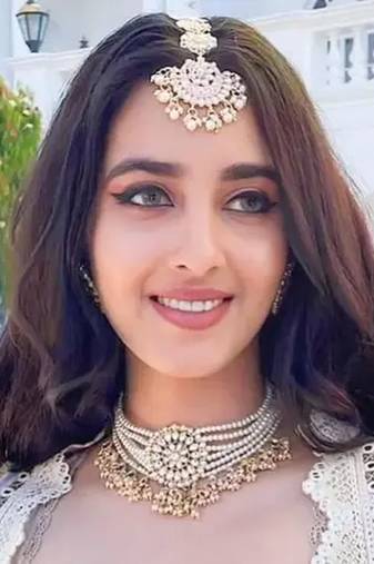Elegant bridal jewelry set with pearl choker and ornate maang tikka