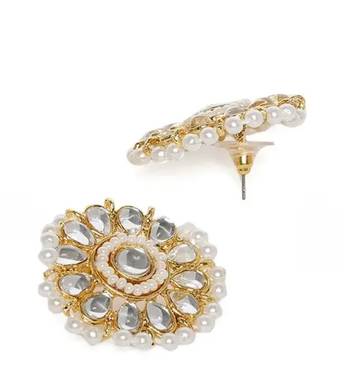 Elegant bridal jewelry set with pearl choker and ornate maang tikka 3