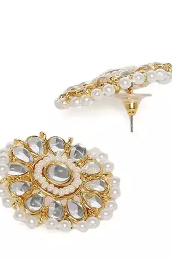 Elegant bridal jewelry set with pearl choker and ornate maang tikka