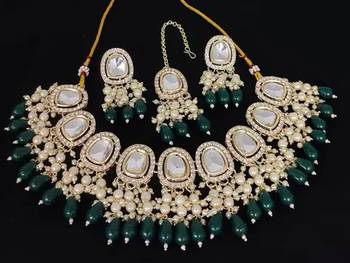 Kundan choker Necklace :: set with green emerald beads and pearls - traditional indian wedding jewelry 1