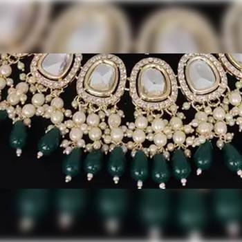 Kundan choker Necklace :: set with green emerald beads and pearls - traditional indian wedding jewelry 2