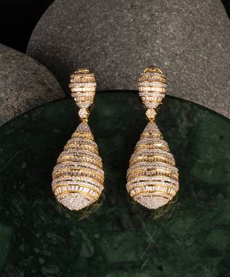 Luxe gold cascade 1 Pair of Earring  1