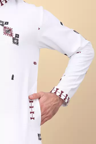 Men white ethnic motifs embroidered linen kurta