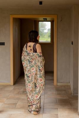 Cream satin georgette animal print floral print plain saree with unstitched blouse piece 5