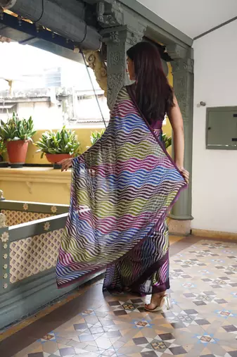 Blue chiffon leheriya print plain saree with unstitched blouse piece
