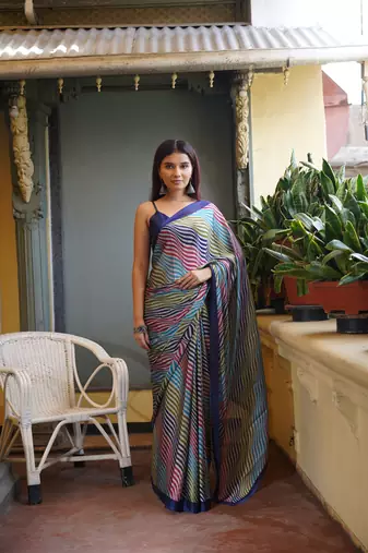 Dark blue chiffon leheriya print plain saree with unstitched blouse piece