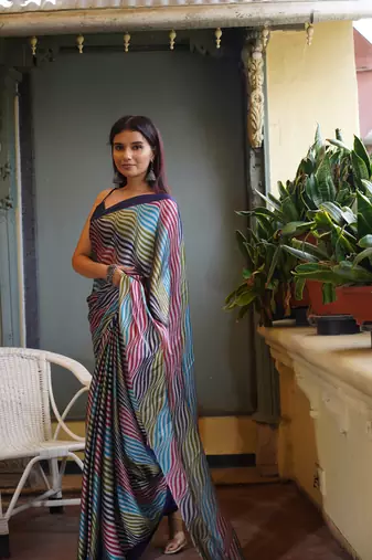Dark blue chiffon leheriya print plain saree with unstitched blouse piece