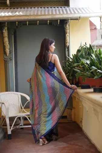 Dark blue chiffon leheriya print plain saree with unstitched blouse piece