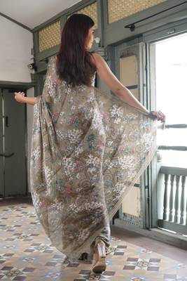 Dusty beige chiffon floral print saree with unstitched blouse piece 4