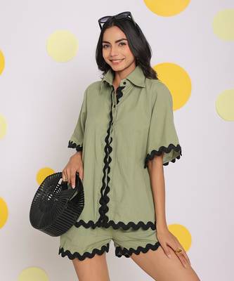 Green buttoned summer relaxed collared linen shirt 1