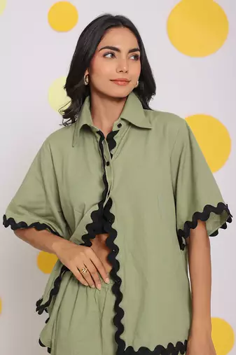 Green buttoned summer relaxed collared linen shirt