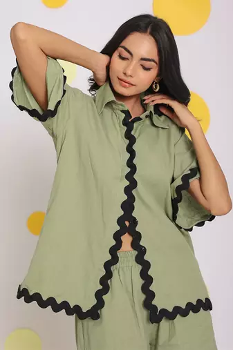 Green buttoned summer relaxed collared linen shirt