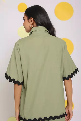 Green buttoned summer relaxed collared linen shirt