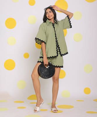 Green summer elastic waist relaxed casual shorts 3