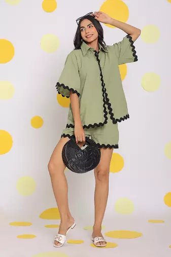 Green summer elastic waist relaxed casual shorts