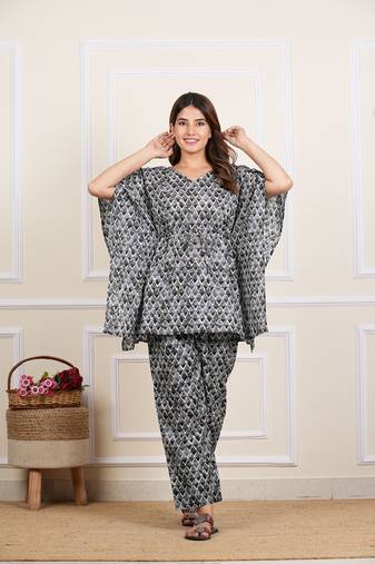Yash gallery women's cotton v-neck geometrical print kimono sleeve night set