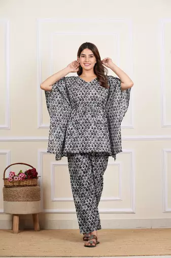 Yash gallery women's cotton v-neck geometrical print kimono sleeve night set