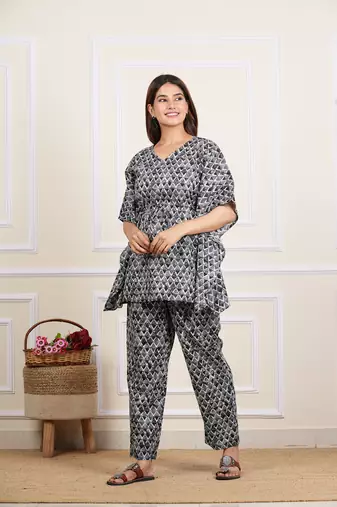  women's cotton v-neck geometrical print kimono sleeve night set