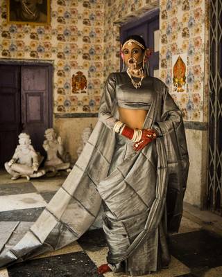 Huts and looms dark grey handloom tissue saree. this saree is 6.5 meters long with 80 cm of blouse piece. 1