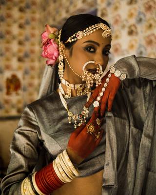 Huts and looms dark grey handloom tissue saree. this saree is 6.5 meters long with 80 cm of blouse piece. 2