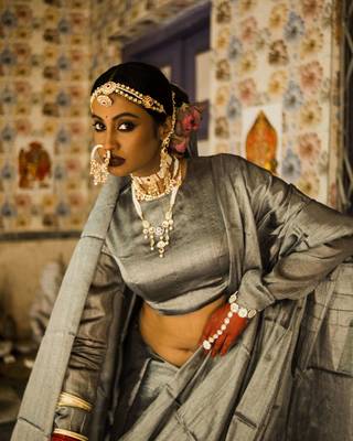 Huts and looms dark grey handloom tissue saree. this saree is 6.5 meters long with 80 cm of blouse piece. 3