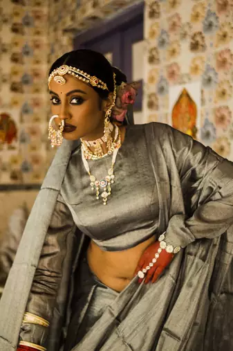 Huts and looms dark grey handloom tissue saree. this saree is 6.5 meters long with 80 cm of blouse piece.