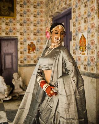 Huts and looms dark grey handloom tissue saree. this saree is 6.5 meters long with 80 cm of blouse piece. 4