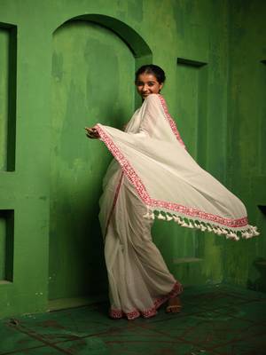 Huts and looms white handloom cotton saree, with an embroidered lace border 2