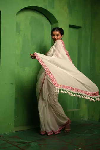 Huts and looms white handloom cotton saree, with an embroidered lace border