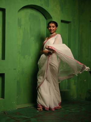 Huts and looms white handloom cotton saree, with an embroidered lace border 3