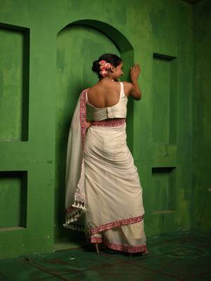 Huts and looms white handloom cotton saree, with an embroidered lace border 4