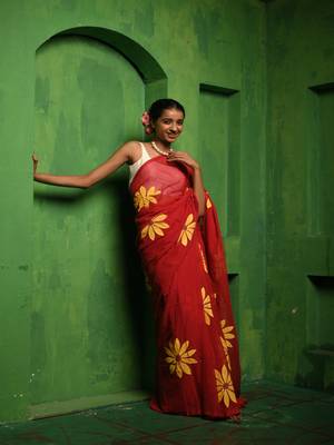 Huts and looms red handloom cotton saree, featuring exquisite hand-painted floral designs throughout the saree. 2