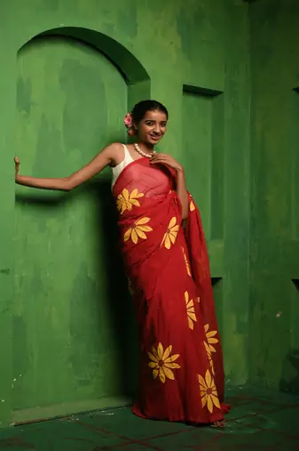 Huts and looms red handloom cotton saree, featuring exquisite hand-painted floral designs throughout the saree.