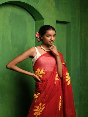 Huts and looms red handloom cotton saree, featuring exquisite hand-painted floral designs throughout the saree. 3