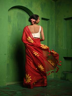 Huts and looms red handloom cotton saree, featuring exquisite hand-painted floral designs throughout the saree. 4